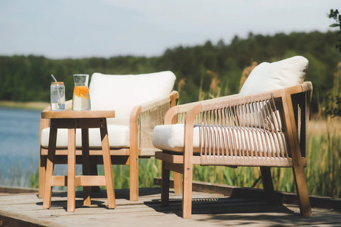 Furrore Marigold Balkonset 2+1 Akazienholz Helles Teakholz Grau – Handgeflochtene Sessel & Kaffeetisch